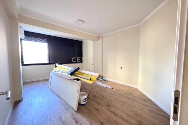 JAPIM ME QIRA ZYRE + PARKIM TEK DREJTORIA E POLICISE MYSLYM SHYRI