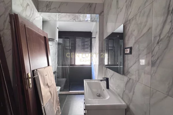 JAPIM ME QIRA ZYRE + PARKIM TEK DREJTORIA E POLICISE MYSLYM SHYRI