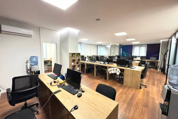 Ambient biznesi me qera 3+1 ne Tirane - 1,800 Euro