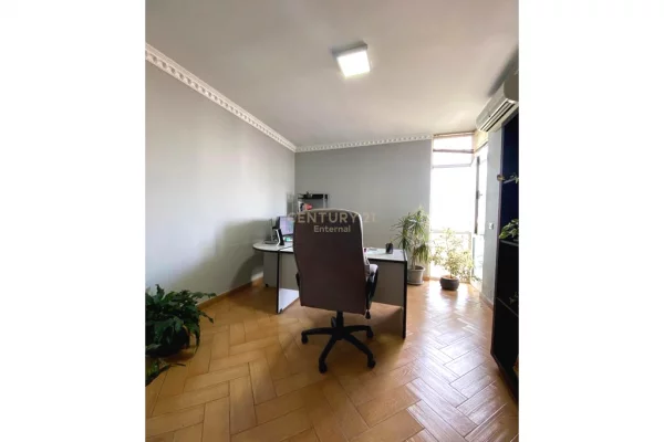 Jepet me Qira Apartament per Zyra 2+1+2 tek IshEkspozita