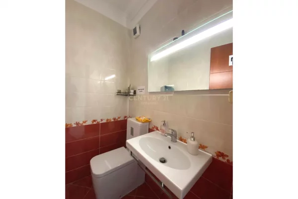 Jepet me Qira Apartament per Zyra 2+1+2 tek IshEkspozita