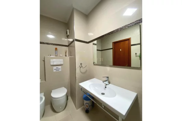 Jepet me Qira Apartament per Zyra 2+1+2 tek IshEkspozita