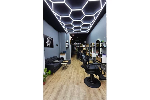 AMBIENT BIZNESI ME QIRA, PAS 'SQUARE 21' | Fasade ne rruge