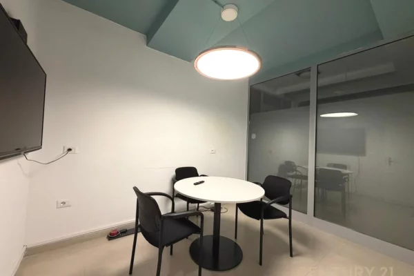 Ambient biznesi me qera 3+1 ne Tirane - 700 Euro