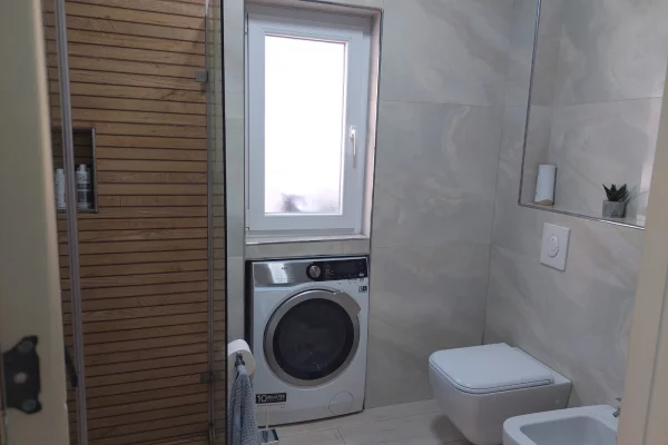 Shtepi me qera Apartament ne Tirane, 3+1, Mobilimi E mobiluar, Pagesa 1,000  Euro.