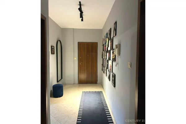 Shtepi ne shitje Apartament ne Tirane, 3+1, Mobilimi Bosh, pa mobiluar, Pagesa 500,000  Euro.