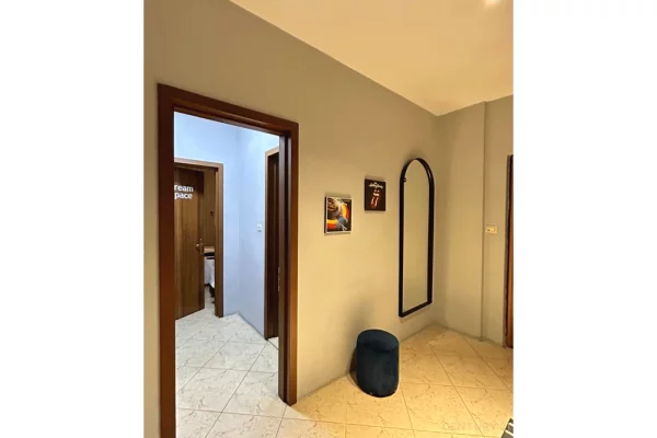 Shtepi ne shitje Apartament ne Tirane, 3+1, Mobilimi Bosh, pa mobiluar, Pagesa 500,000  Euro.