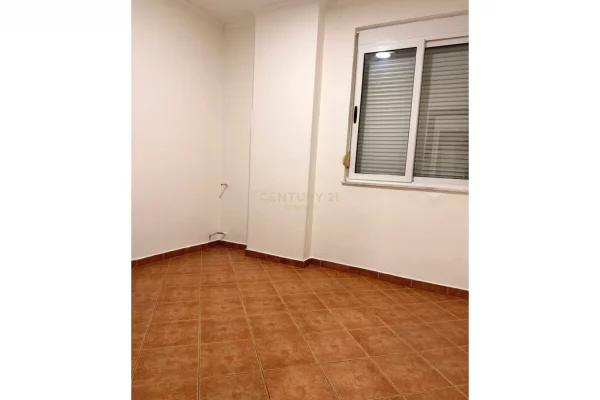 Shtepi ne shitje Apartament ne Tirane, 4+1, Mobilimi Pjeserisht e mobiluar, Pagesa 185,000  Euro.