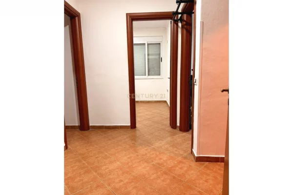 Shtepi ne shitje Apartament ne Tirane, 4+1, Mobilimi Pjeserisht e mobiluar, Pagesa 185,000  Euro.