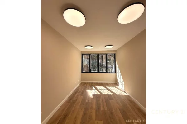 Shtepi ne shitje Apartament ne Tirane, 2+1, Mobilimi Bosh, pa mobiluar, Pagesa 250,000  Euro.