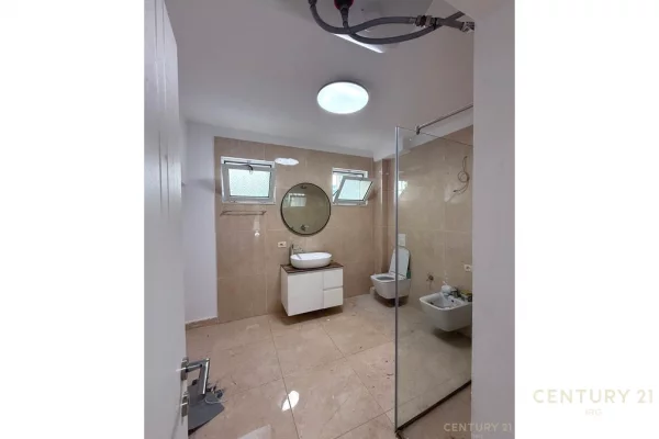 Shtepi ne shitje Apartament ne Tirane, 2+1, Mobilimi Bosh, pa mobiluar, Pagesa 250,000  Euro.