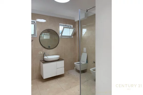 Shtepi ne shitje Apartament ne Tirane, 2+1, Mobilimi Bosh, pa mobiluar, Pagesa 250,000  Euro.