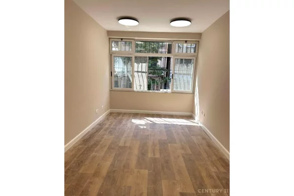 Shtepi ne shitje Apartament ne Tirane, 2+1, Mobilimi Bosh, pa mobiluar, Pagesa 250,000  Euro.