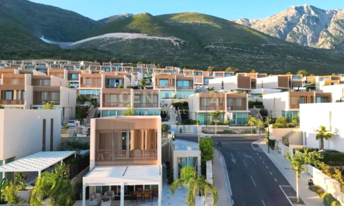 Shtepi ne shitje Vila Luksoze ne Vlore, 3+1, Mobilimi E mobiluar, Pagesa 2,100,000  Euro.