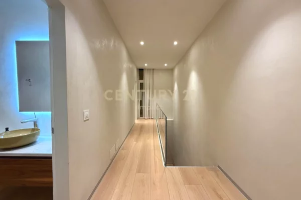 Shtepi ne shitje Vila Luksoze ne Vlore, 3+1, Mobilimi E mobiluar, Pagesa 2,100,000  Euro.