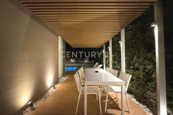 Shtepi ne shitje Vila Luksoze ne Vlore, 3+1, Mobilimi E mobiluar, Pagesa 2,100,000  Euro.