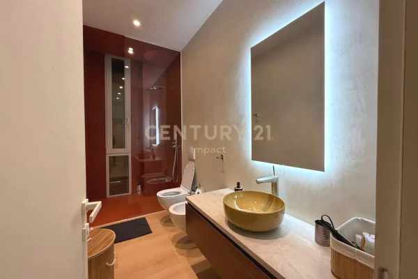 Shtepi ne shitje Vila Luksoze ne Vlore, 3+1, Mobilimi E mobiluar, Pagesa 2,100,000  Euro.