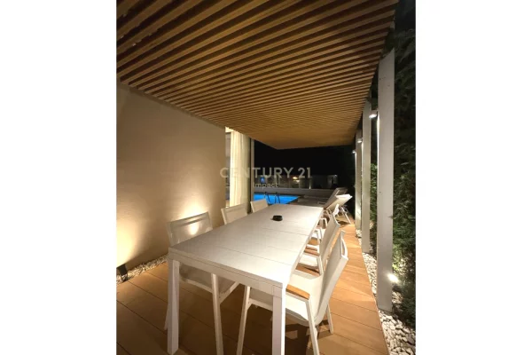 Shtepi ne shitje Vila Luksoze ne Vlore, 3+1, Mobilimi E mobiluar, Pagesa 2,100,000  Euro.