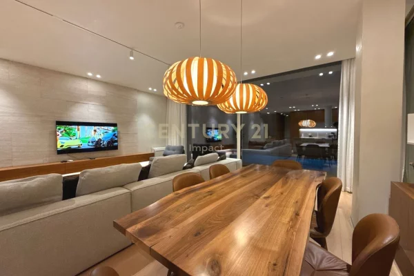 Shtepi ne shitje Vila Luksoze ne Vlore, 3+1, Mobilimi E mobiluar, Pagesa 2,100,000  Euro.