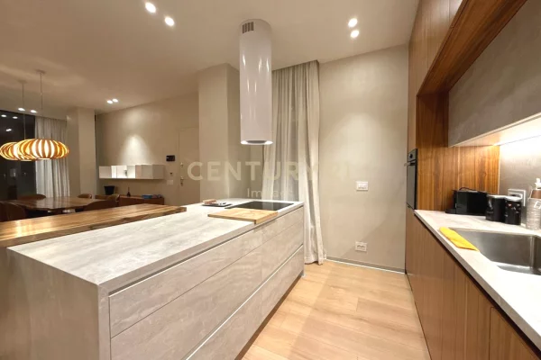 Shtepi ne shitje Vila Luksoze ne Vlore, 3+1, Mobilimi E mobiluar, Pagesa 2,100,000  Euro.