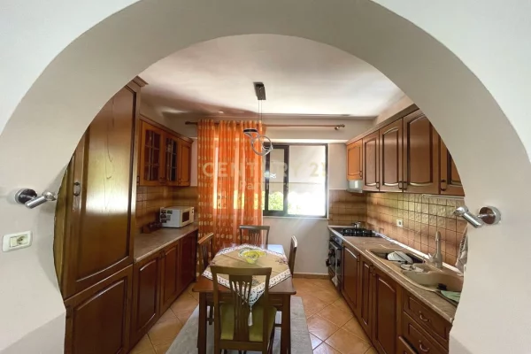 Shtepi me qera Apartament ne Tirane, 2+1, Mobilimi E mobiluar, Pagesa 650  Euro.