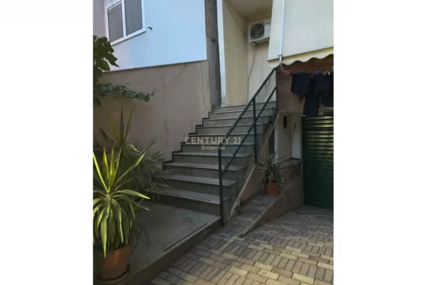 Shtepi me qera Vila Luksoze ne Tirane, 2+1, Mobilimi E mobiluar, Pagesa 65,000  Leke.