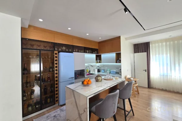 Shtepi ne shitje Apartament ne Tirane, 3+1, Mobilimi E mobiluar, Pagesa 550,000  Euro.