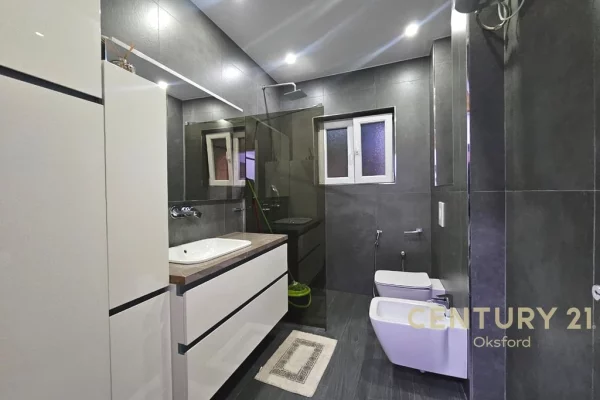 Shtepi me qera Apartament ne Tirane, 2+1, Mobilimi E mobiluar, Pagesa 650  Euro.