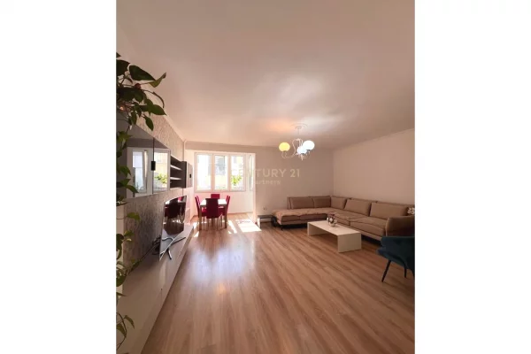 JAPIM ME QIRA AMBIENT PËR BIZNES PRANË 9-KATËSHEVE