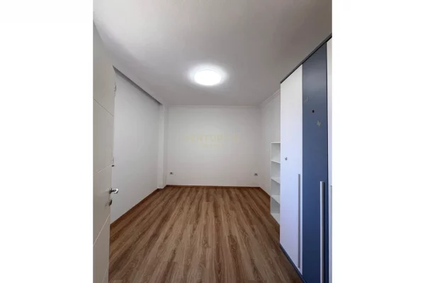 JAPIM ME QIRA AMBIENT PER BIZNES PRANE 9-KATESHEVE