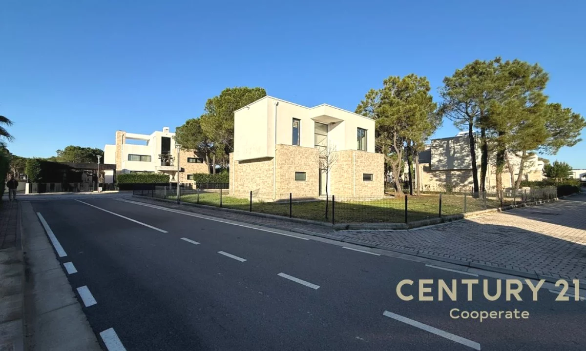 Shtepi ne shitje Vila Luksoze ne Durres, 3+1, Mobilimi Bosh, pa mobiluar, Pagesa 1,200,000  Euro.