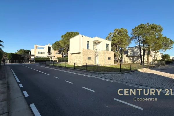 Shtepi ne shitje Vila Luksoze ne Durres, 3+1, Mobilimi Bosh, pa mobiluar, Pagesa 1,200,000  Euro.