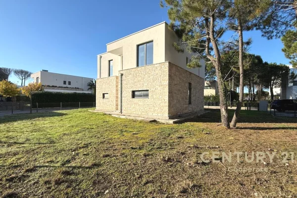 Shtepi ne shitje Vila Luksoze ne Durres, 3+1, Mobilimi Bosh, pa mobiluar, Pagesa 1,200,000  Euro.