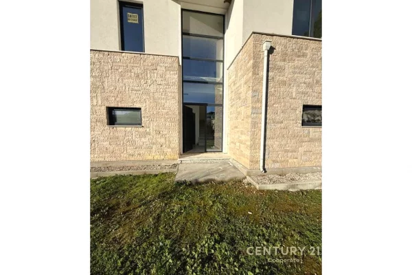 Shtepi ne shitje Vila Luksoze ne Durres, 3+1, Mobilimi Bosh, pa mobiluar, Pagesa 1,200,000  Euro.