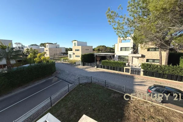 Shtepi ne shitje Vila Luksoze ne Durres, 3+1, Mobilimi Bosh, pa mobiluar, Pagesa 1,200,000  Euro.