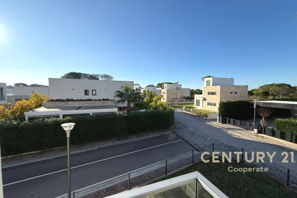 Shtepi ne shitje Vila Luksoze ne Durres, 3+1, Mobilimi Bosh, pa mobiluar, Pagesa 1,200,000  Euro.