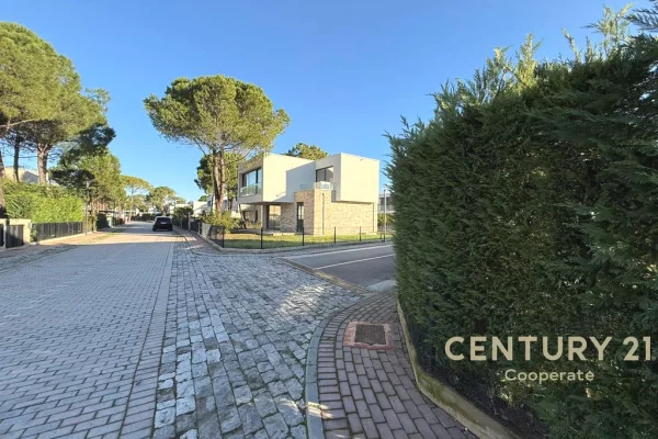 Shtepi ne shitje Vila Luksoze ne Durres, 3+1, Mobilimi Bosh, pa mobiluar, Pagesa 1,200,000  Euro.