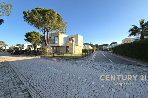 Shtepi ne shitje Vila Luksoze ne Durres, 3+1, Mobilimi Bosh, pa mobiluar, Pagesa 1,200,000  Euro.