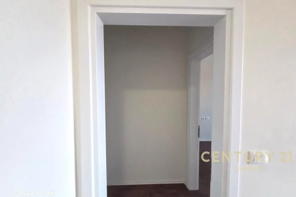 Ambiente Commerciale in Affitto 3+1 a Tirana - 800 Euro