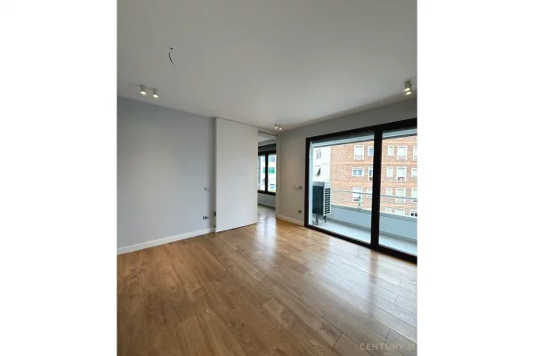 Ambiente Commerciale in Affitto 3+1 a Tirana - 250,000 Leke