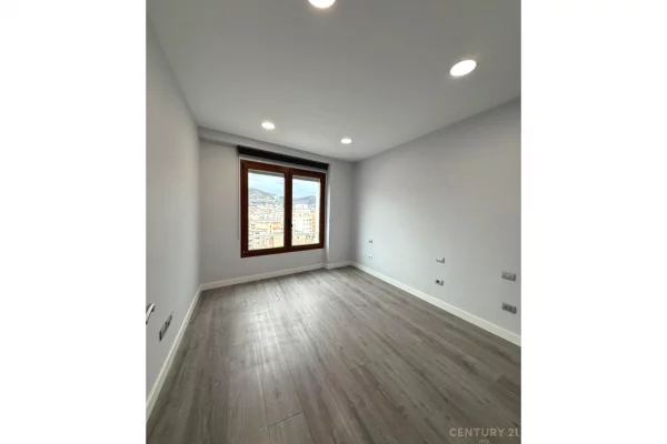 Ambiente Commerciale in Affitto 3+1 a Tirana - 250,000 Leke