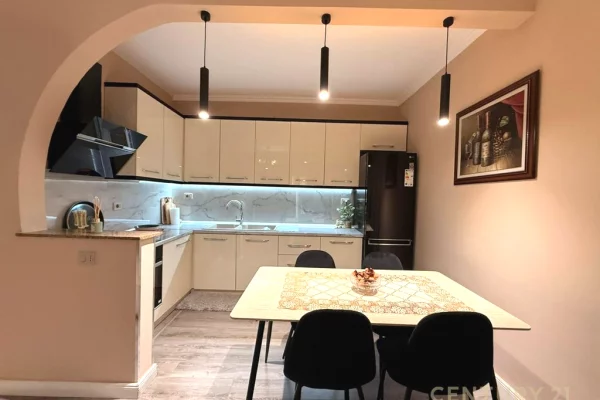 Shtepi me qera Apartament ne Tirane, 2+1, Mobilimi E mobiluar, Pagesa 900  Euro.