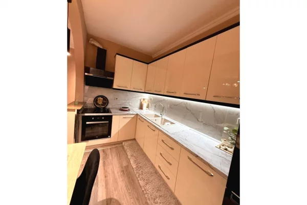 Shtepi me qera Apartament ne Tirane, 2+1, Mobilimi E mobiluar, Pagesa 900  Euro.