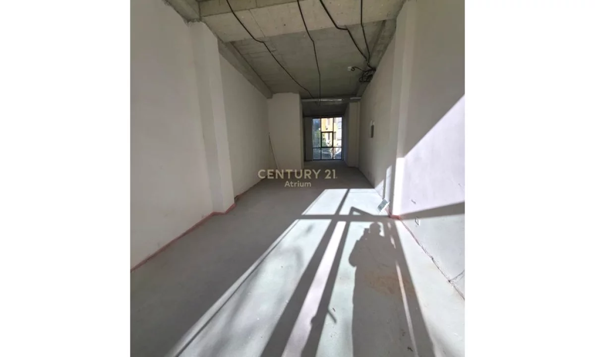 JEPET ME QIRA NJESI KOMERCIALE ME POST PARKIMI, KATI PERDHE TEK LAKE VIEW!