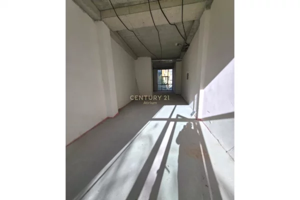 JEPET ME QIRA NJESI KOMERCIALE ME POST PARKIMI, KATI PERDHE TEK LAKE VIEW!