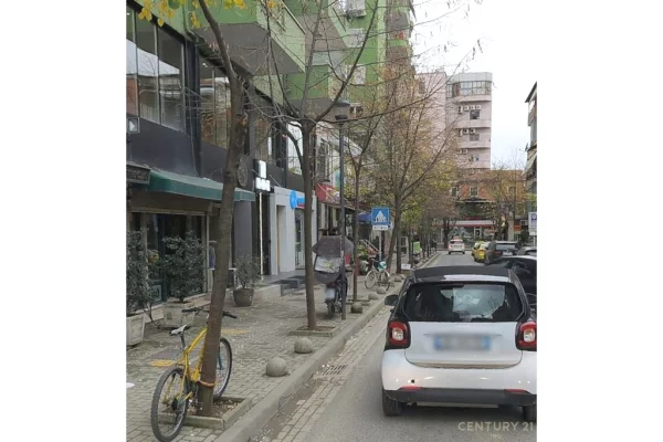 Ambiente Commerciale in Affitto 3+1 a Tirana - 1,500 Euro