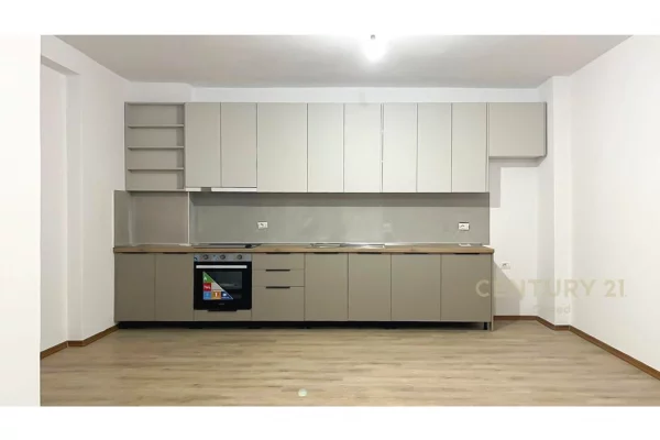 Apartament 2+1+2 Ne Rrugen 5 Maji per Qira.