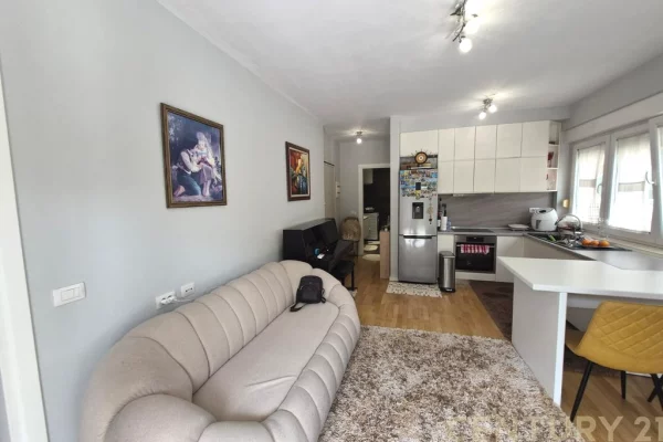 Appartamento in vendita a Tirana 2+1, Arredato