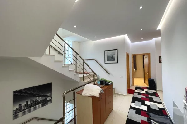 Villa di lusso in affitto a Tirana 4+1, Arredato