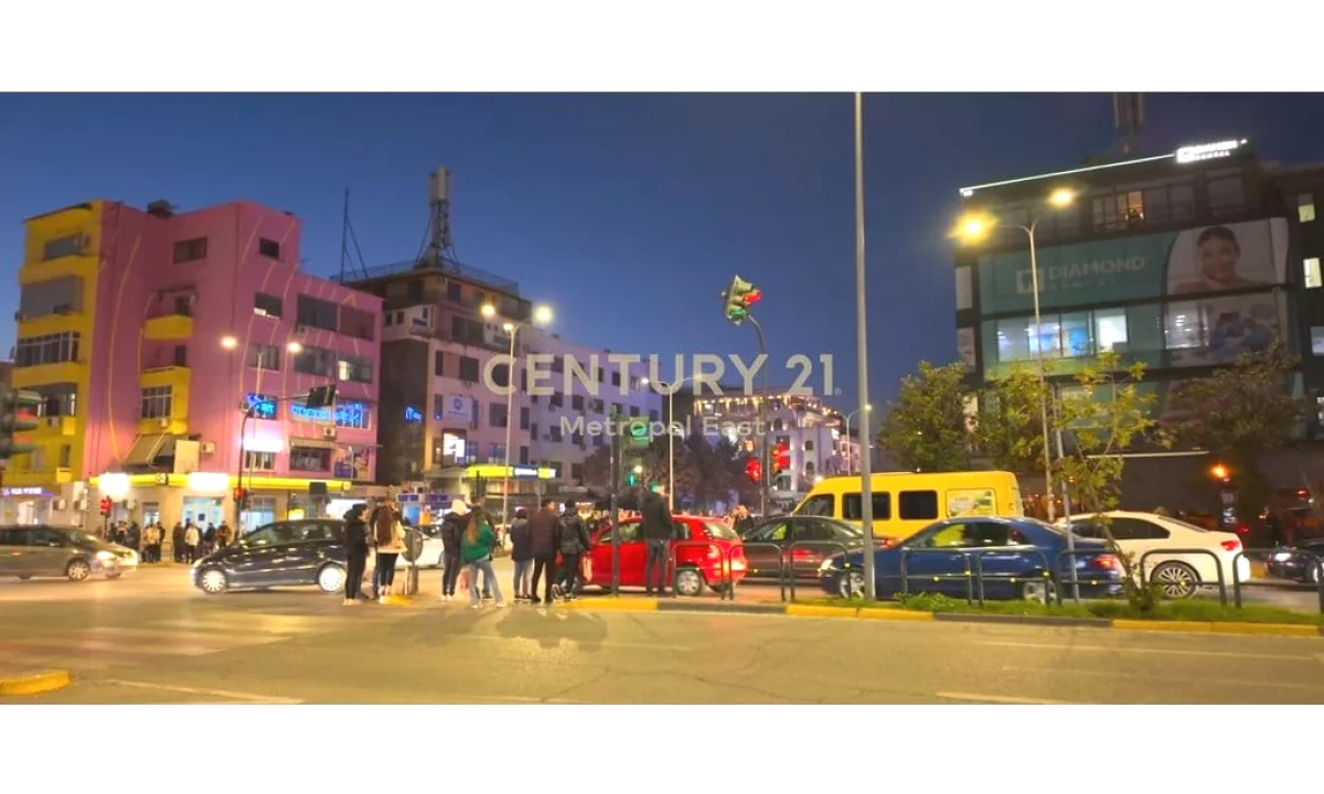 JEPET ME QIRA AMBIENT KOMERCIAL PREMIUM NE RRUGEN E KAVAJES